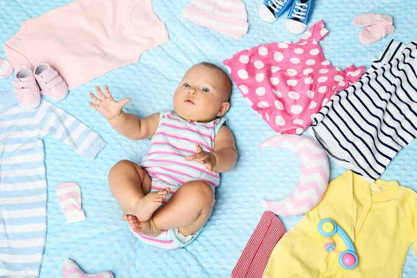 Pequeno bebê recém-nascido roupas diferentes na cama — Fotografia de Stock
