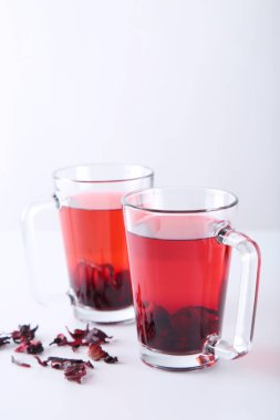 beyaz zemin üzerine çay bardağı