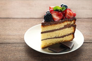 Parça çikolatalı kek çilek ile 