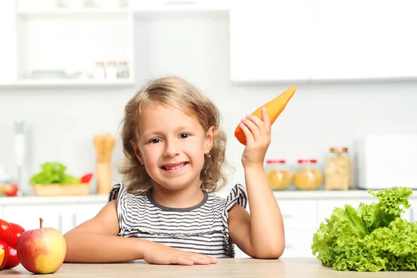 Gadis kecil duduk di dapur — Stok Foto