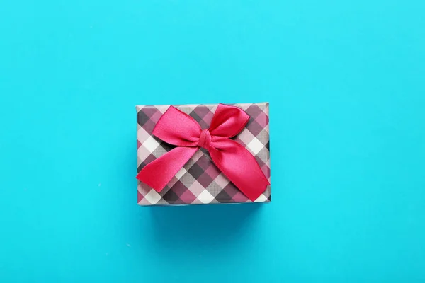 Подарункова коробка зі стрічкою — стокове фото