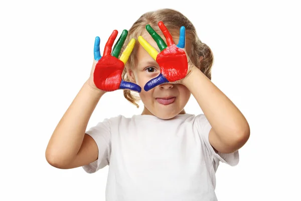Vacker liten flicka med färgglatt målade händer — Stockfoto