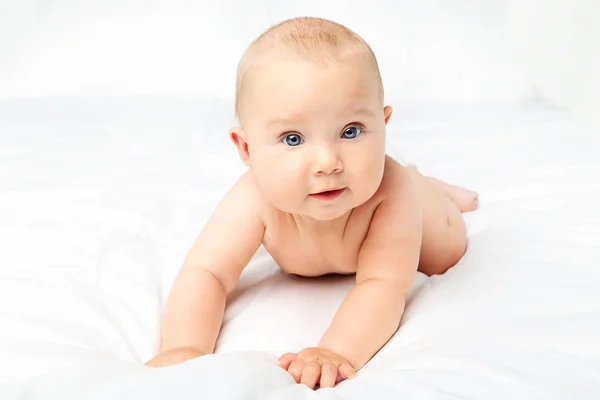 Pequeno bebê recém-nascido na cama branca — Fotografia de Stock