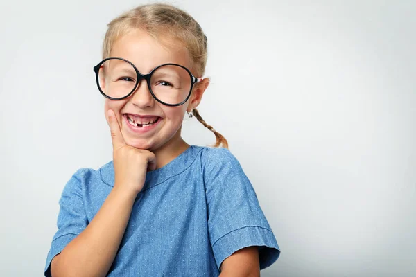 Portret van een meisje met bril op grijze achtergrond — Stockfoto