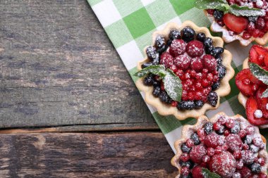 Tatlı tartlets meyveleri ve pudra şekeri ile 