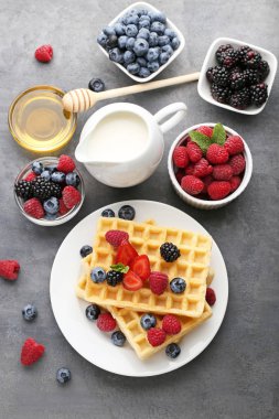 Tatlı çilek ile gözleme 