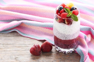 Chia pudingi çilek ile  