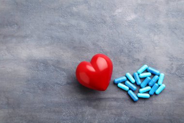 Mavi hap kapsül kırmızı kalpli yığını 