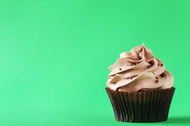 Yeşil bir arka plan üzerinde lezzetli kek