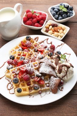 Tatlı çilek ve dondurma ile gözleme  