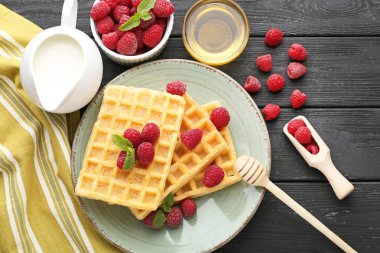 Tatlı ahududu ile gözleme