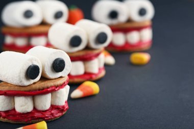 Cadılar Bayramı çerezleri ağız marshmallow ile 