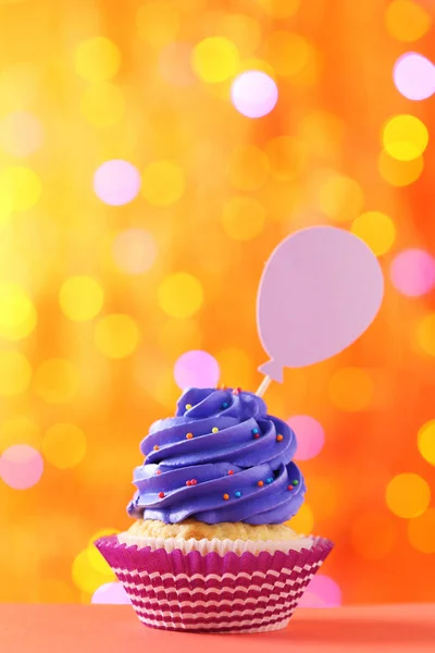 ライトの背景においしいカップケーキ — ストック写真