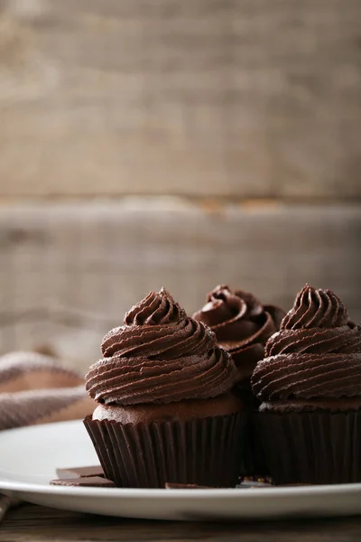 Bolinhos de chocolate em prato — Fotografia de Stock