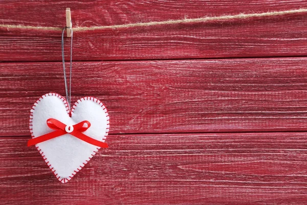 Noel süslemeleri ipte asılı. 