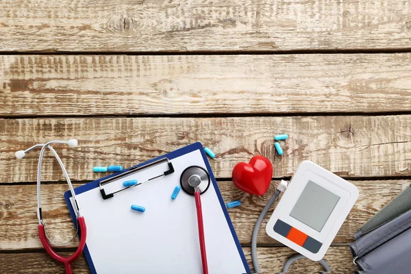 청진 기를 가진 백색 전기 tonometer — 스톡 사진