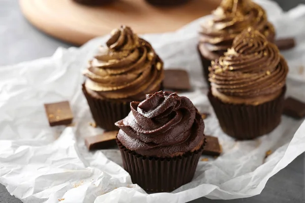 Вкусные кексы с кусочками шоколада — стоковое фото