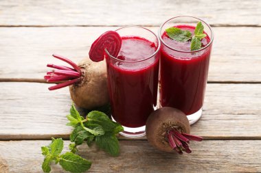 Taze pancar suyu içinde gözlük