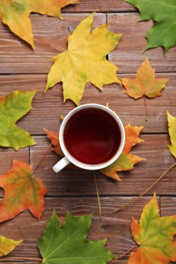 Tahta masada sonbahar yaprakları 