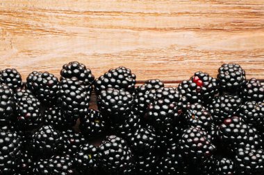 Olgun ve tatlı böğürtlen 