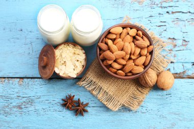 Badem süt şişeleri ile kase 