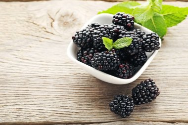 Olgun ve tatlı böğürtlen 