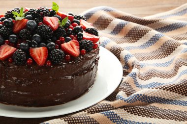 Çilekli çikolatalı pasta.  