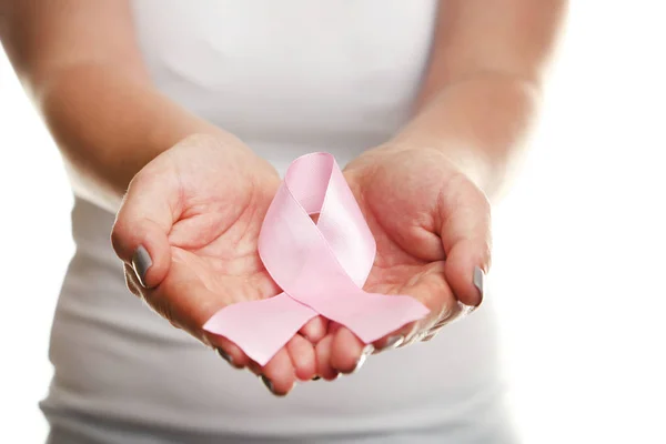 Női kéz, gazdaság rózsaszín szalag — Stock Fotó