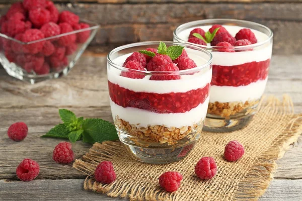 Dessert with raspberries and granola in glasses — Stock Photo, Image