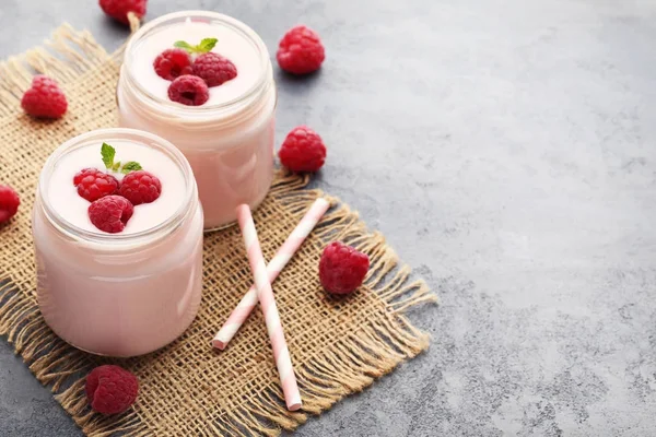 Yogur de frambuesas en frascos — Foto de Stock