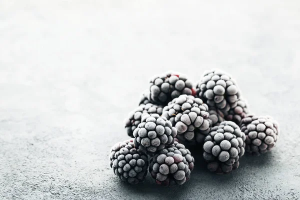 Gri ahşap masa üstünde böğürtlen dondurulmuş