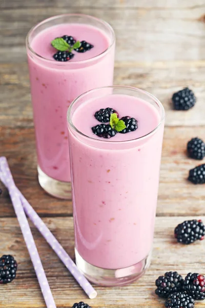 黑莓酸奶在眼镜 — 图库照片