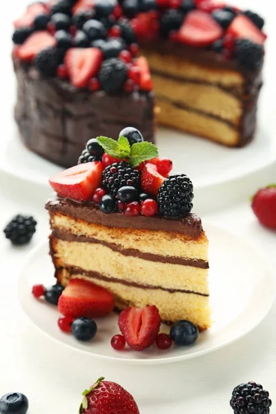 Kawałek czekoladowe ciasto z jagodami — Zdjęcie stockowe