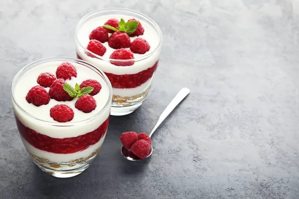 Ahududu ve granola gözlük ile tatlı