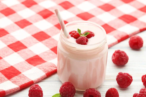 Maliny jogurt v jar — Stock fotografie