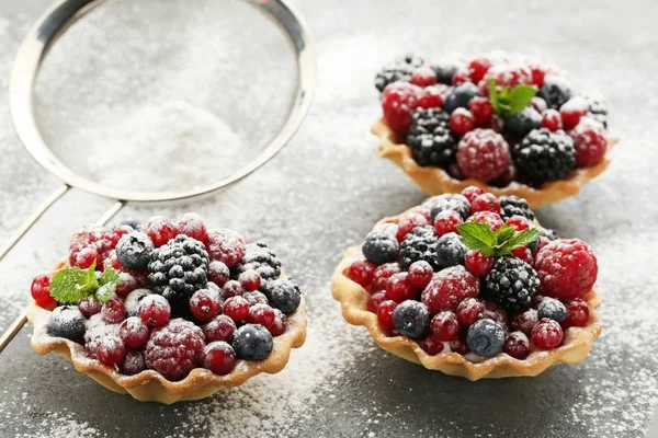 Smakelijke tartlets met bessen — Stockfoto