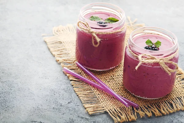 Yogur de moras en botellas — Foto de Stock