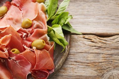 Jamon zeytin ve fesleğen ile dilim bırakır