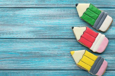 Gingerbread çerezleri mavi ahşap tablo