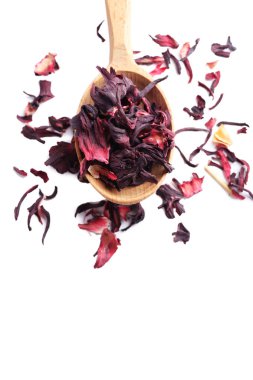 Tahta kaşık kuru çay yığını  