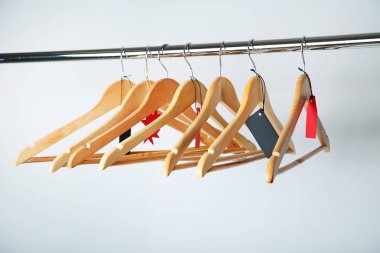 Satılık Etiketler üzerinde ahşap askı  