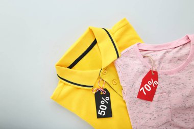 Satılık etiketleri ile yeni elbiseler  