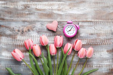 Kırmızı kalpli Pembe Laleler