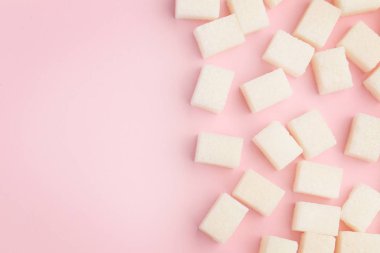 Pembe arka planda küp şekerler