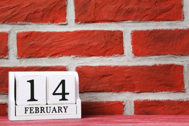 Bir tuğla duvar arka plan üzerinde küp takvim