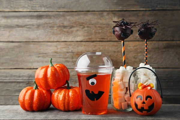 Cóctel de Halloween en taza de plástico con calabazas — Foto de Stock