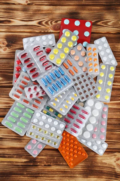 Различные таблетки в блистерной упаковке — стоковое фото