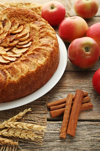 Яблочный пирог в тарелке — стоковое фото