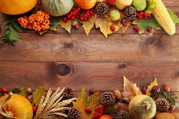 çilek ile sonbahar yaprakları  