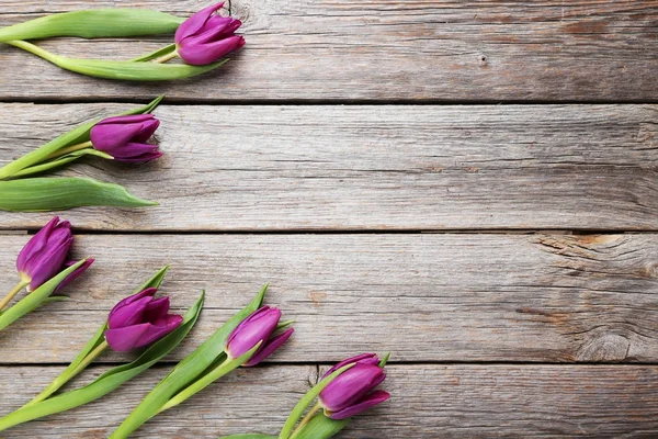 Gri bir ahşap masa üzerinde Lale buketi